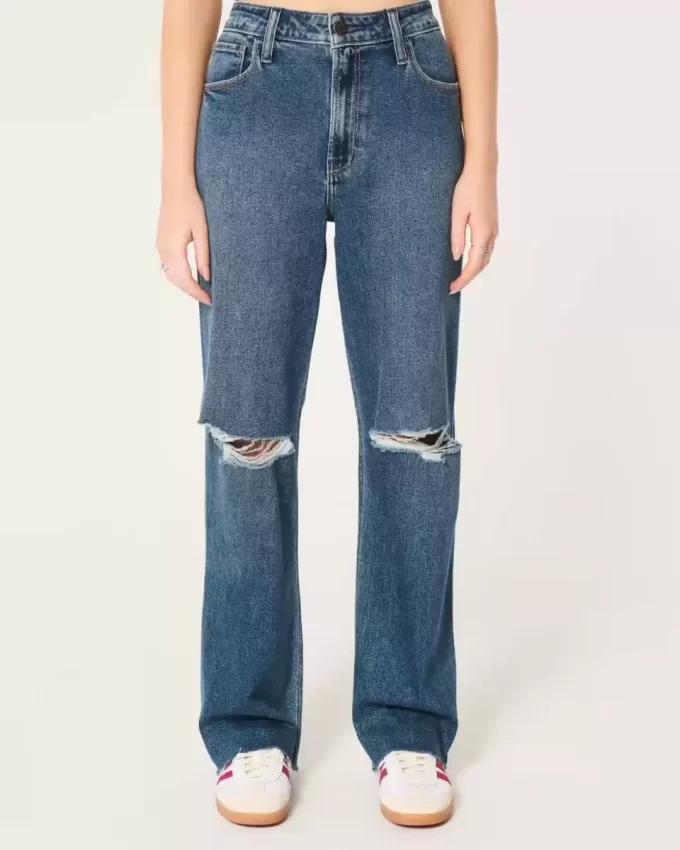 Bardzo wysokie, podarte, ciemnoniebieskie jeansy typu dad jeans