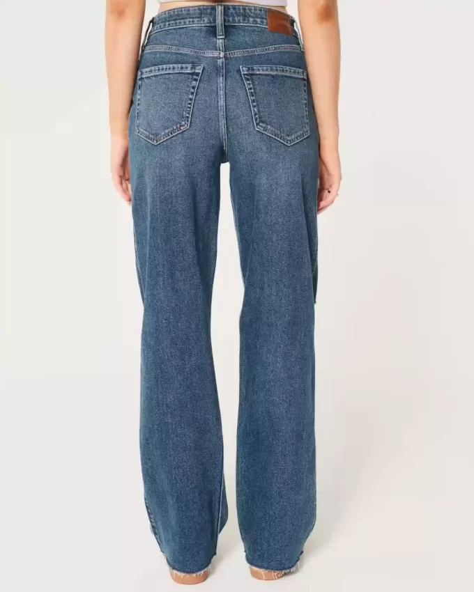 Bardzo wysokie, podarte, ciemnoniebieskie jeansy typu dad jeans