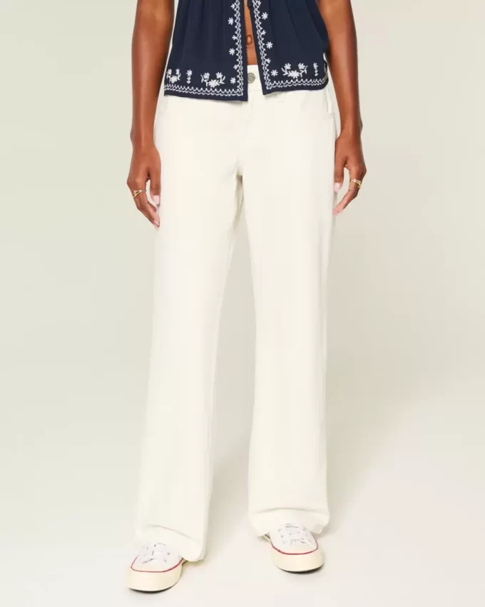 Białe, luźne jeansy z niskim stanem