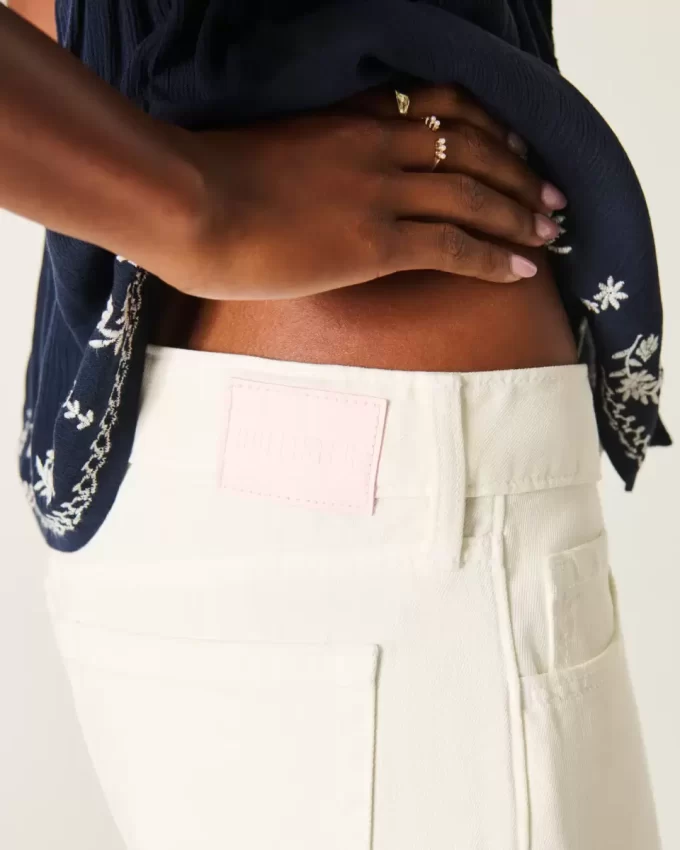 Białe, luźne jeansy z niskim stanem