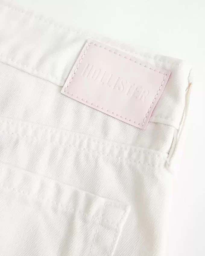 Białe, luźne jeansy z niskim stanem