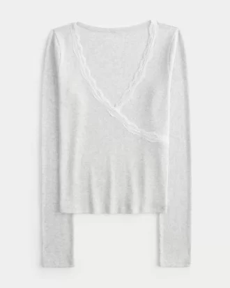 Bluzka z długim rękawem i koronkowym wykończeniem