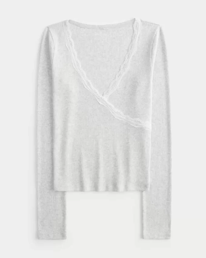 Bluzka z długim rękawem i koronkowym wykończeniem