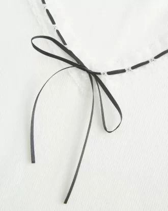 Bluzka z długim rękawem i koronkowym wykończeniem