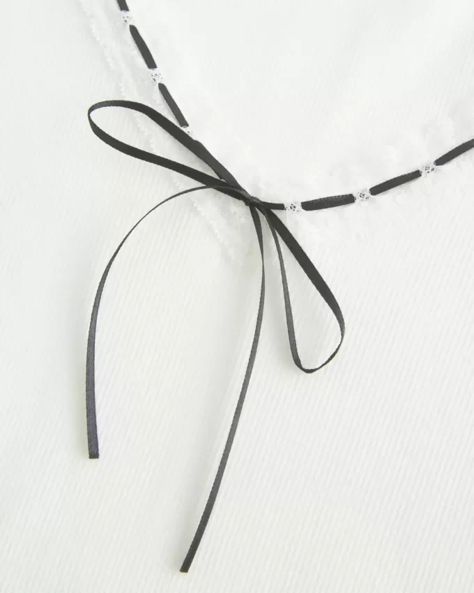 Bluzka z długim rękawem i koronkowym wykończeniem