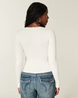 Bluzka z długim rękawem i koronkowym wykończeniem