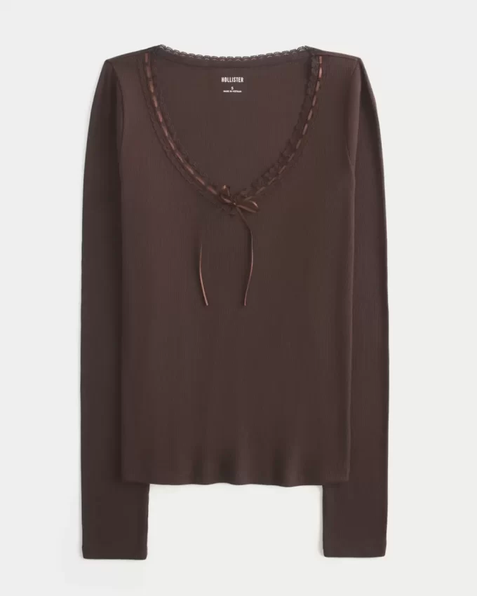 Bluzka z długim rękawem i koronkowym wykończeniem