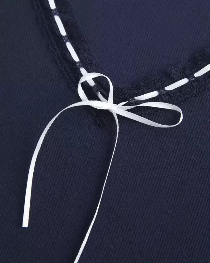 Bluzka z długim rękawem i koronkowym wykończeniem Bluzka z długim rękawem i koronkowym wykończeniem