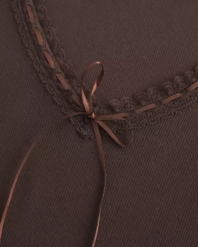 Bluzka z długim rękawem i koronkowym wykończeniem