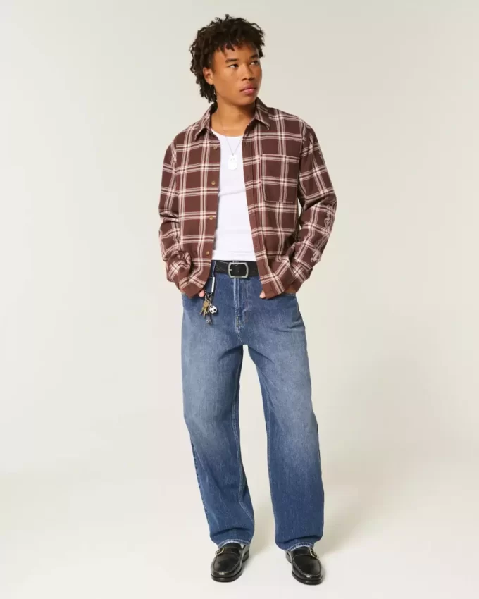 Ciemne dżinsy typu skater baggy