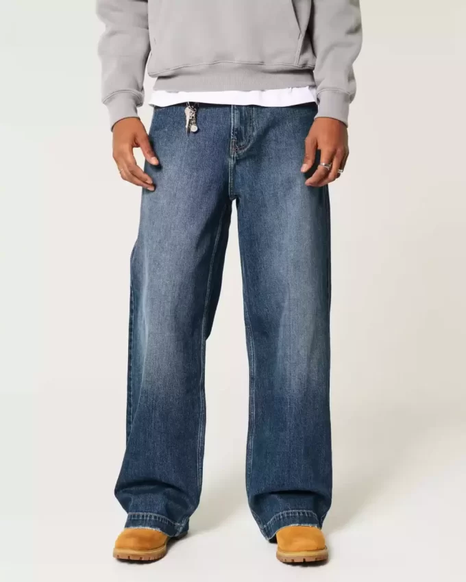 Ciemne jeansy z haftowanym logo i superluźnymi nogawkami Ciemne jeansy z haftowanym logo i superluźnymi nogawkami