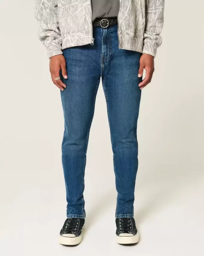 Ciemne, obcisłe jeansy sportowe