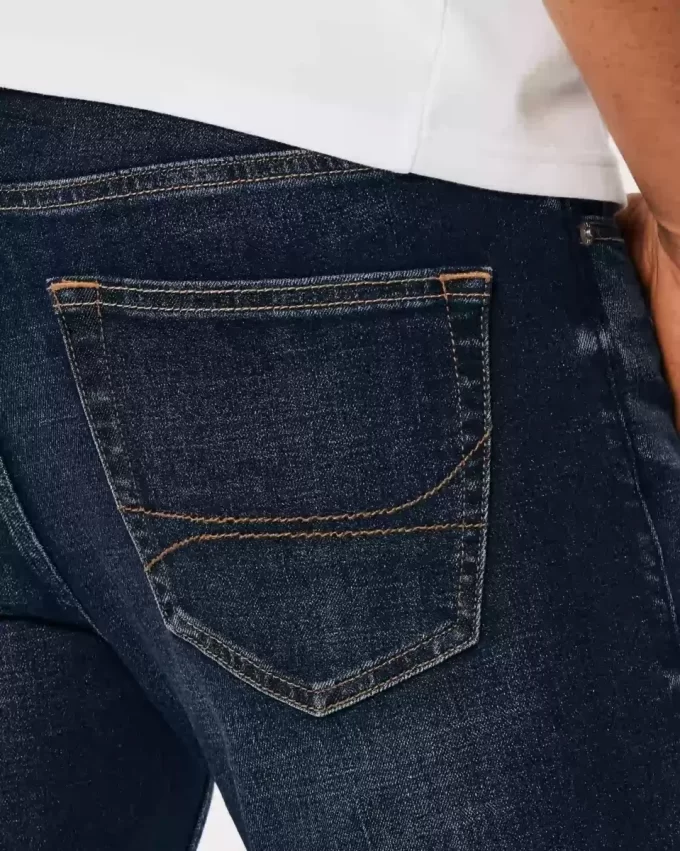 Ciemne, obcisłe jeansy sportowe