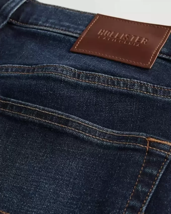 Ciemne, obcisłe jeansy sportowe