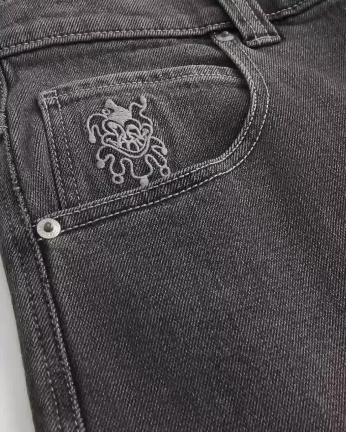 Czarne, sprane, bawełniane jeansy z nadrukiem Jokera w karty do gry Czarne, sprane, bawełniane jeansy z nadrukiem Jokera w karty do gry