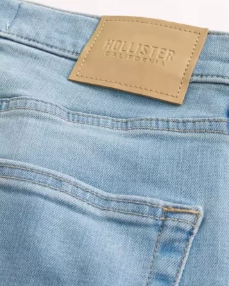 Jasne obcisłe dżinsy