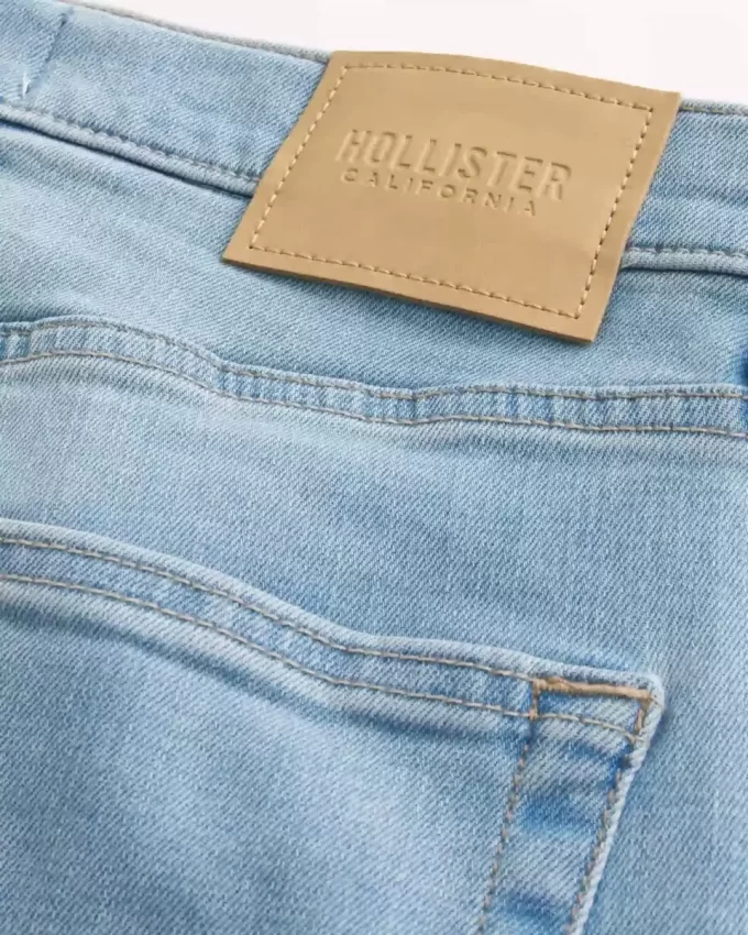 Jasne obcisłe dżinsy