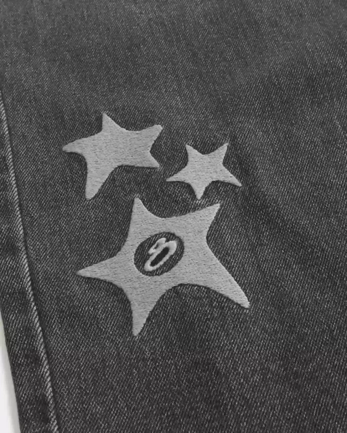 Jeansy Baggy z grafiką „Sprane czarne gwiazdy” Jeansy Baggy z grafiką „Sprane czarne gwiazdy”