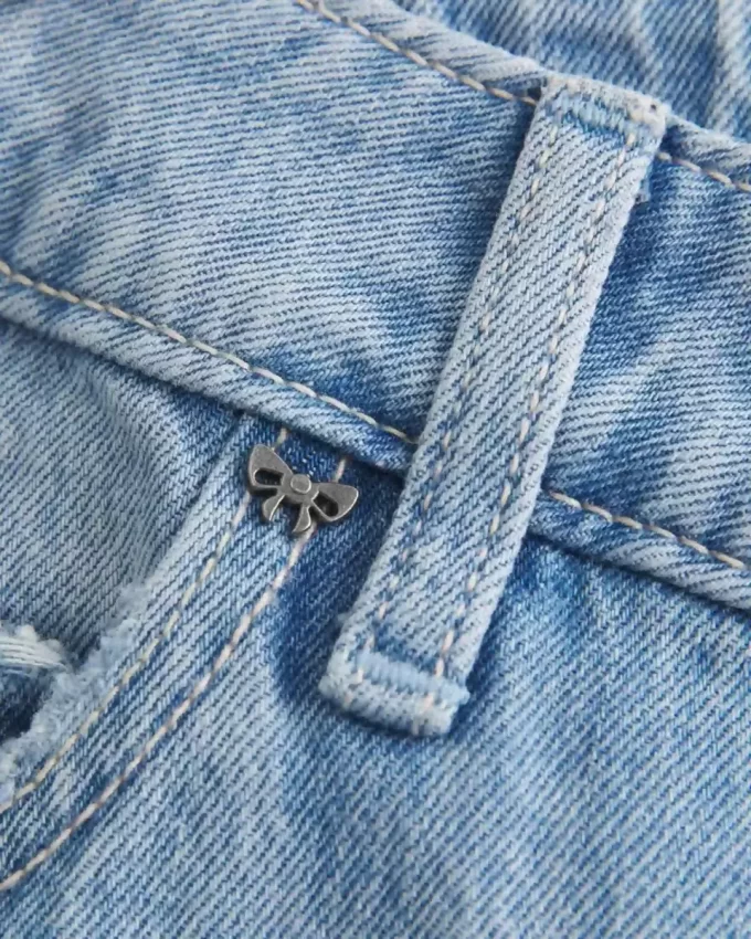 Jeansy Baggy z niskim stanem i lekkim spraniem, z ćwiekami i kokardkami