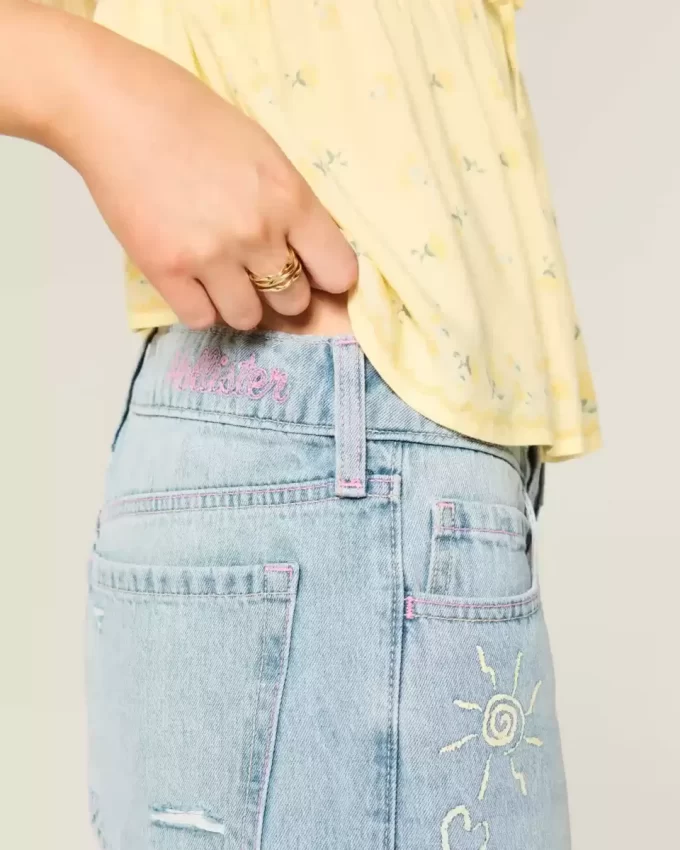 Jeansy Baggy z niskim stanem i przetarciami, z lekkim spraniem i grafiką