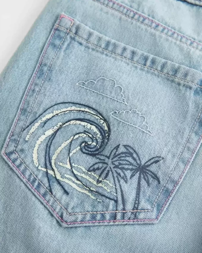 Jeansy Baggy z niskim stanem i przetarciami, z lekkim spraniem i grafiką