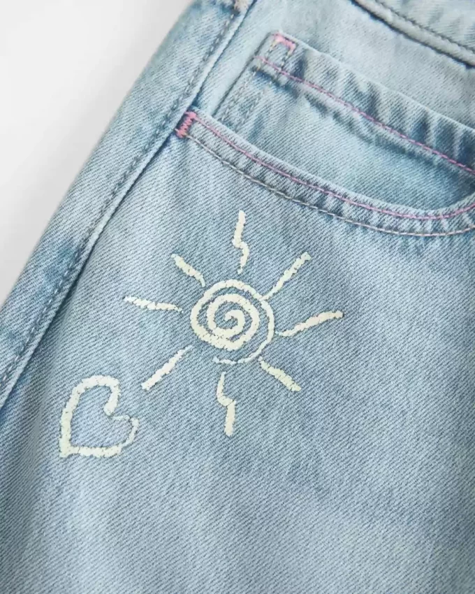 Jeansy Baggy z niskim stanem i przetarciami, z lekkim spraniem i grafiką