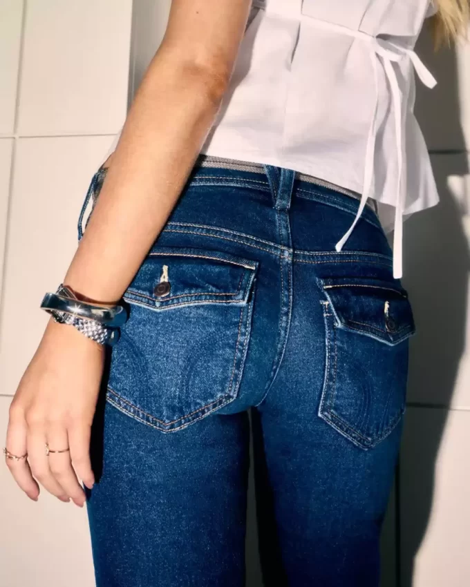 Jeansy Bootcut z niskim stanem i ciemnym spraniem