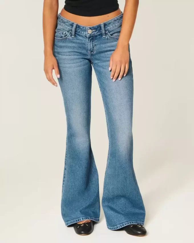 Jeansy dzwony o ultra niskim stanie i średnim spraniu Jeansy dzwony o ultra niskim stanie i średnim spraniu