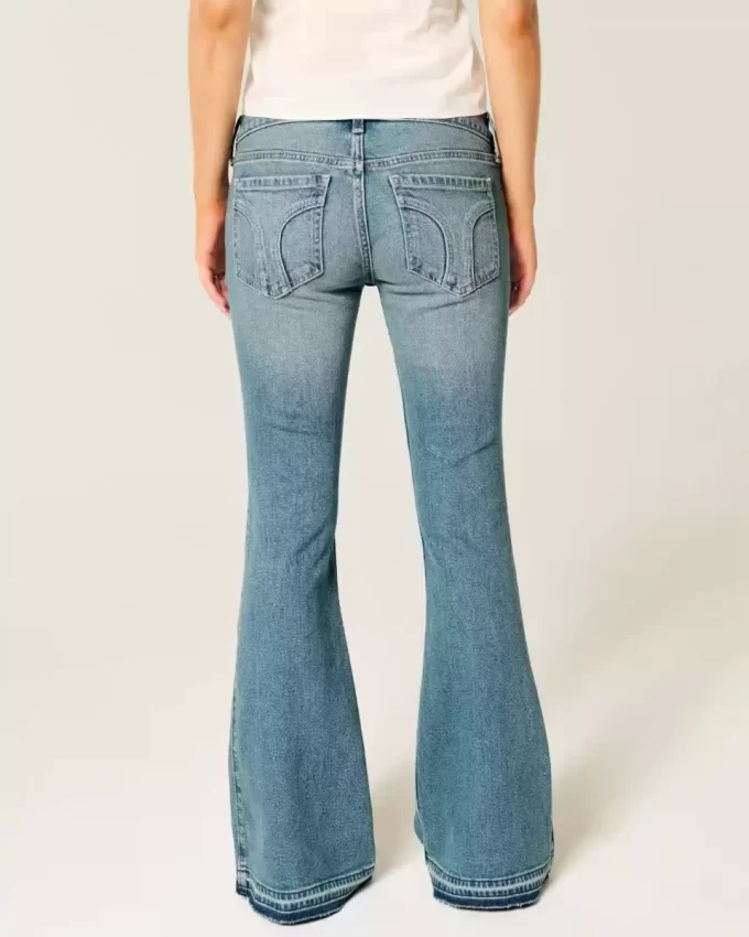 Jeansy dzwony o ultra niskim stanie i średnim spraniu Jeansy dzwony o ultra niskim stanie i średnim spraniu