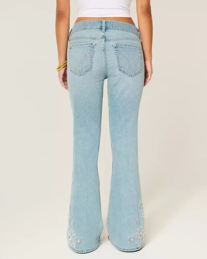 Jeansy dzwony z ultra niskim stanem i lekkim spraniem, z kwiatowym haftem Jeansy dzwony z ultra niskim stanem i lekkim spraniem, z kwiatowym haftem