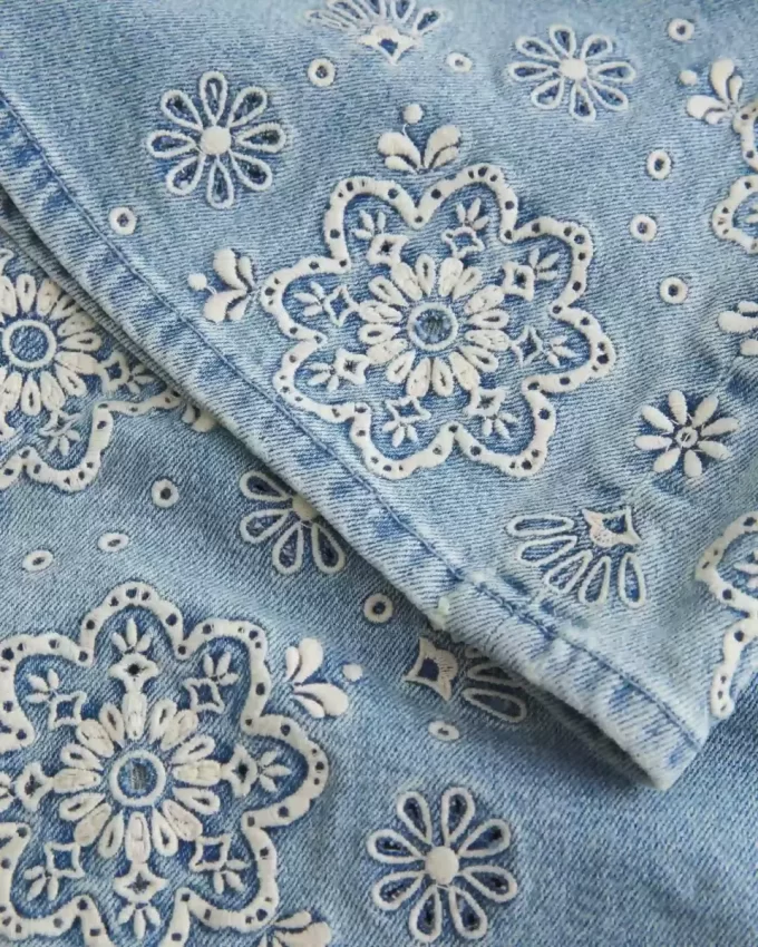 Jeansy dzwony z ultra niskim stanem i lekkim spraniem, z kwiatowym haftem Jeansy dzwony z ultra niskim stanem i lekkim spraniem, z kwiatowym haftem