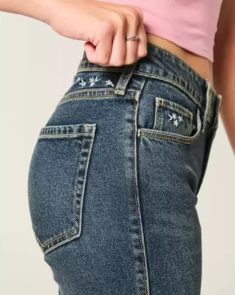 Jeansy dzwony z wysokim stanem i ciemnym haftem kwiatowym Jeansy dzwony z wysokim stanem i ciemnym haftem kwiatowym