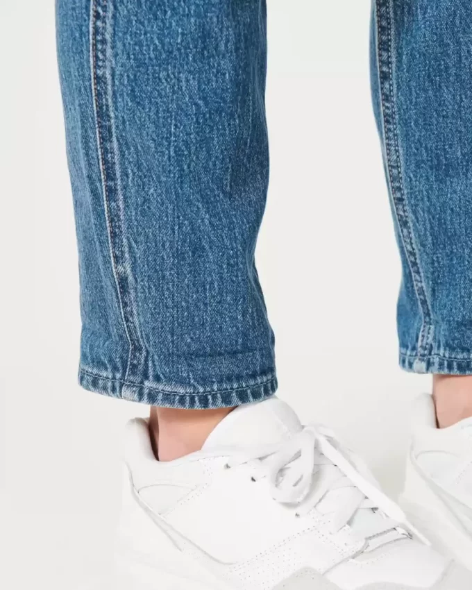 Jeansy Mom z bardzo wysokim stanem i ciemnym spraniem