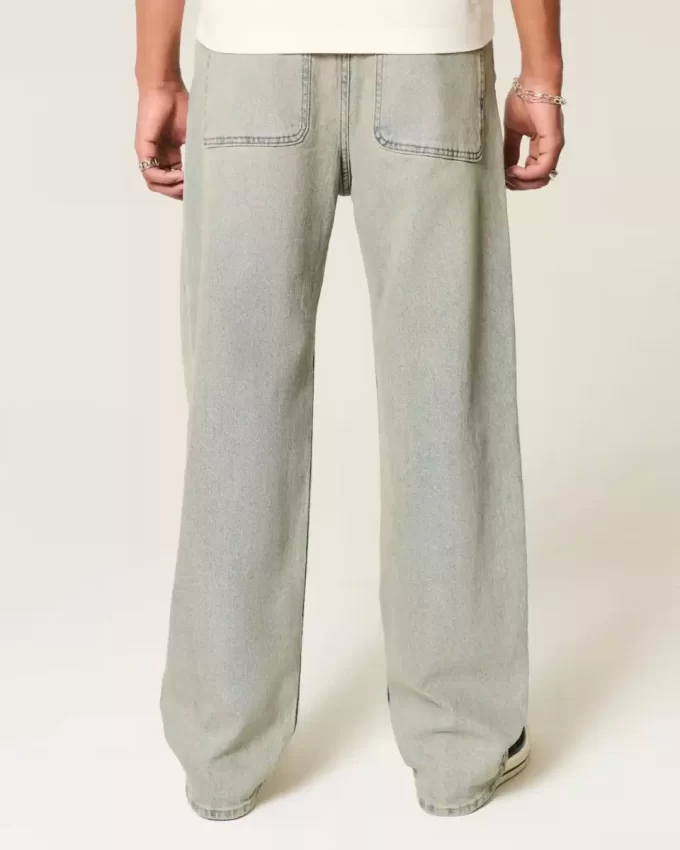 Jeansy typu baggy w jasnym kolorze Jeansy typu baggy w jasnym kolorze