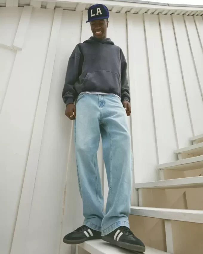 Jeansy typu baggy w jasnym kolorze Jeansy typu baggy w jasnym kolorze