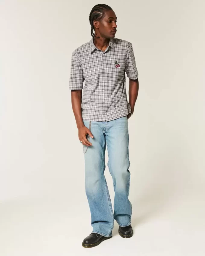 Jeansy typu bootcut o średnim stopniu sprania i luźnych nogawkach Jeansy typu bootcut o średnim stopniu sprania i luźnych nogawkach