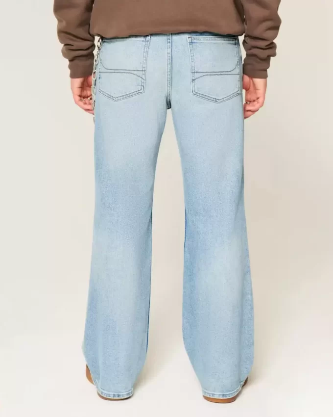 Jeansy typu bootcut z luźnymi nogawkami i lekkim przetarciem Jeansy typu bootcut z luźnymi nogawkami i lekkim przetarciem