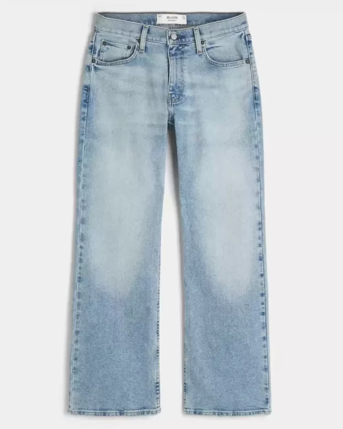 Jeansy typu bootcut z luźnymi nogawkami i lekkim przetarciem Jeansy typu bootcut z luźnymi nogawkami i lekkim przetarciem