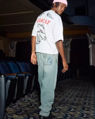 Jeansy typu skater baggy z haftem w kolorze jasnoniebieskim