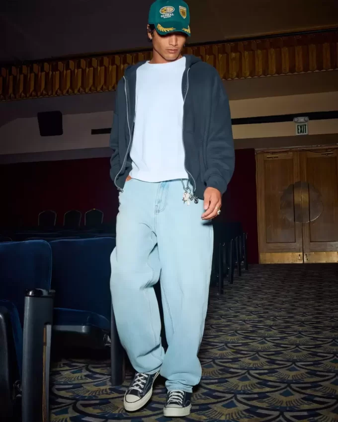 Jeansy typu skater baggy z lekkim przetarciem