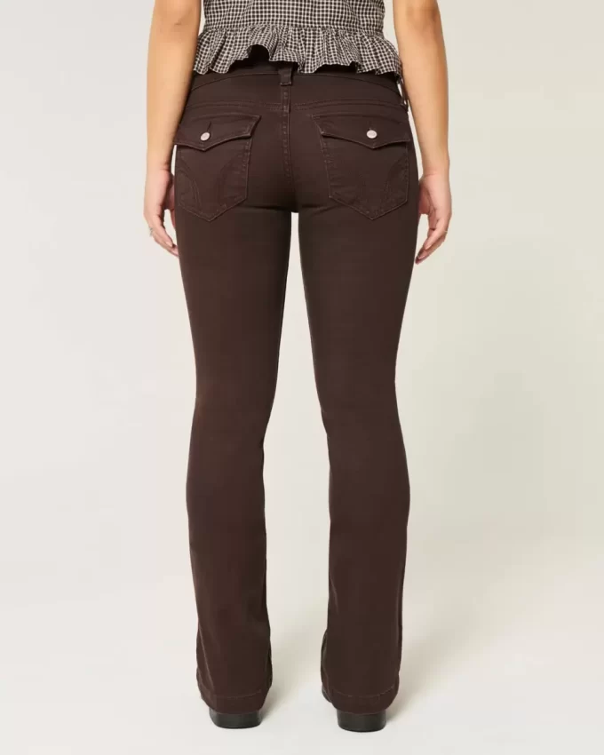 Jeansy z bardzo niskim stanem i rozcięciem typu bootcut Jeansy z bardzo niskim stanem i rozcięciem typu bootcut