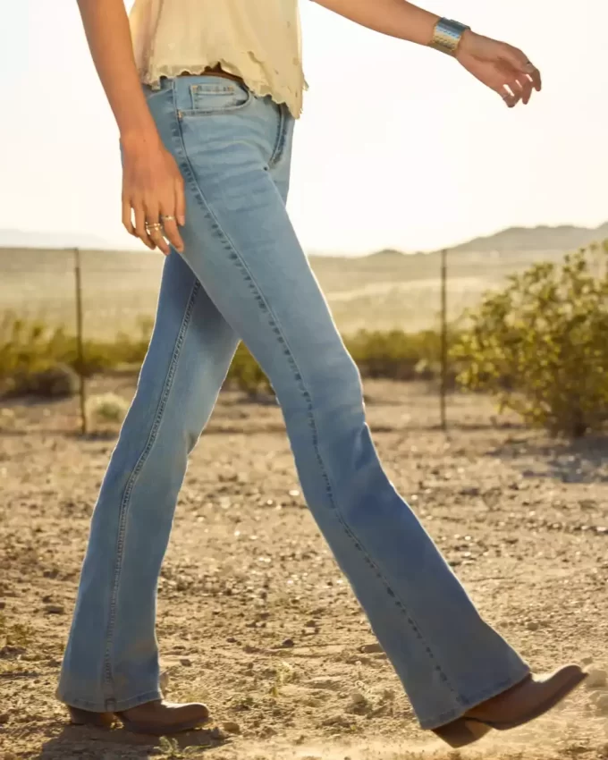 Jeansy z niskim stanem i lekkim spraniem Jeansy z niskim stanem i lekkim spraniem