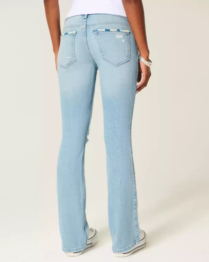 Jeansy z niskim stanem, rozdarciami i lekkim spraniem, z haftowanym krojem Bootcut