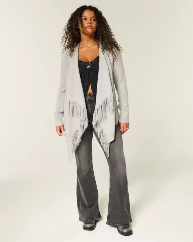 Kardigan z frędzlami, który nie wymaga zapinania