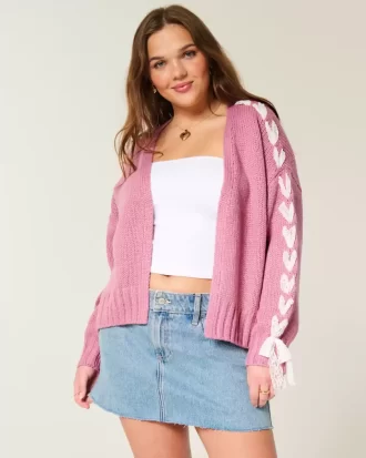 Kardigan z koronkowymi rękawami, który nie zapina się na zatrzaski