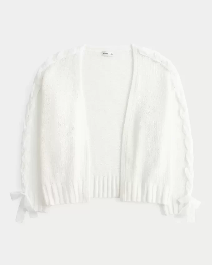 Kardigan z koronkowymi rękawami, który nie zapina się na zatrzaski