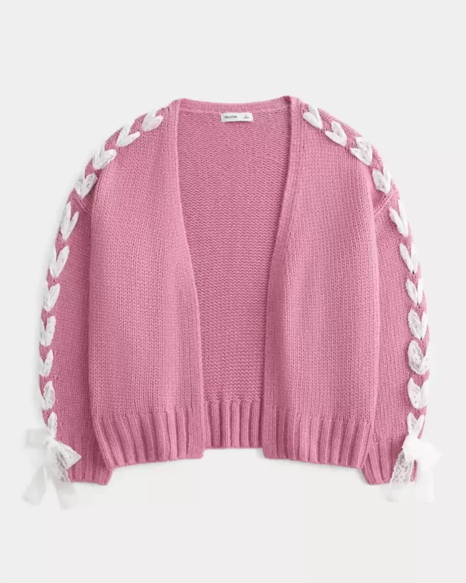 Kardigan z koronkowymi rękawami, który nie zapina się na zatrzaski