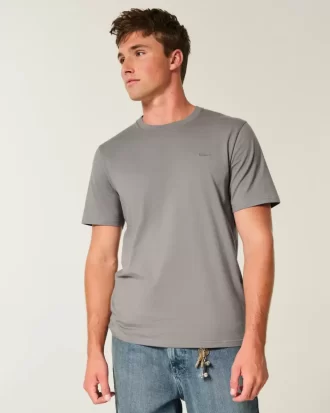 Klasyczny krój koszulki z logo