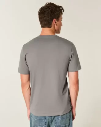 Klasyczny krój koszulki z logo