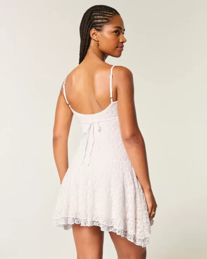 Koronkowa sukienka mini z asymetrycznym dołem Koronkowa sukienka mini z asymetrycznym dołem